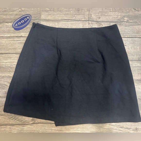 Black Scoop Skirt - Picture 6 of 7